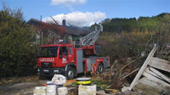 Cami&#243;n de bomberos en el lugar del incendio.  