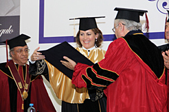 La Presidenta recibe el diploma Honoris Causa. 