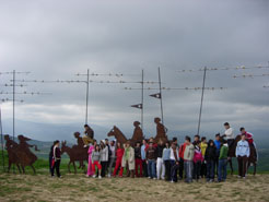 Grupos de Valdepeñas de Jaén y de Santa Mª del Páramo (León) posan en el monumento al peregrino de El Perdón.