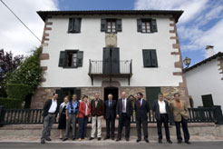 El Presidente, junto a los consejeros Sanzberro y Corpas, acompañado de los alcaldes de Urdazubi-Urdax y Zugarramurdi, frente a la casa consistorial de Urdazubi-Urdax.
