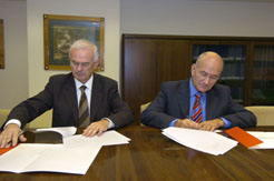 El consejero Echarte y Demetrio Fernández firman el convenio