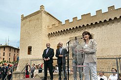 Barcina Lehendakaria, inaugurazioaren aurretik, Marcillako alkate, Parlamentuko lehendakari eta Kutura kontseilariarekin. 