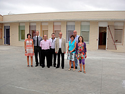 Las autoridades y la dirección del centro junto a la ampliación del colegio público de Monteagudo.