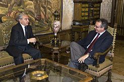El Presidente Sanz, en su despacho oficial, junto a Jos&#233; Mar&#237;a Ruiz Oyaga.