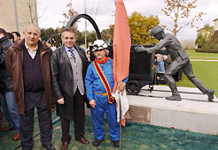 El presidente Sanz ante el Monumento al Minero