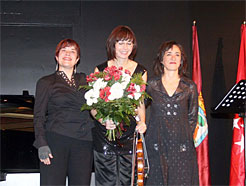 En el centro de la imagen Anna Przylecka, acompañada de Adela Martín y Belén Otxotorena, intérpretes del concierto homenaje a Sarasate.