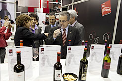 El Presidente Sanz cata un vino. 