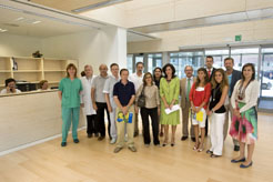 La directora del Hospital de Navarra, María Jesús Calvo (centro), con los visitantes de MD Anderson y personal del Centro de Radioterapia