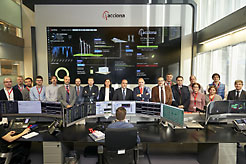 Ayerdi y representantes del Enercluster con personal de Acciona en las instalaciones de la empresa.