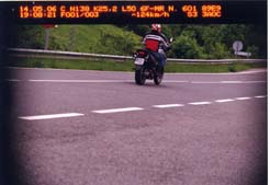imagen de una moto incumpliendo el límite de velocidad y captada por el rádar de la Policía Foral
