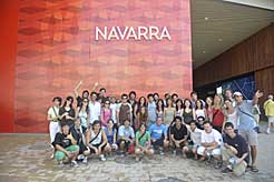 Los jóvenes de Argentina y Chile posan junto al Pabellón de Navarra en la Expo