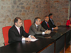 De izda. a dcha: alcalde de la Cendea de Zizur, Presidente Miguel Sanz, teniente de alcade, y arquitecto de la reforma.