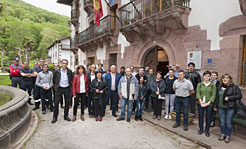 Autoridades del Departamento de Presidencia y de ayuntamientos de la zona norte de Navarra, antes del comienzo de la reunión.