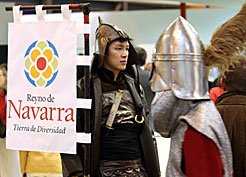 Un actor ataviado de samurai, durante el acto del stand de Navarra en Fitur 