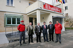 El consejero Caballero, junto al resto de autoridades, en la entrada de la nueva comisaría e Sangüesa.