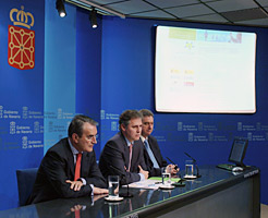 El consejero Armendáriz y el director de Genoma, a su izquierda, durante la presentación.