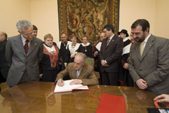 Firma en el libro de honor del V Centenario con los consejeros Corpas, Palacios y Burguete