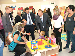 El consejero Catalán saluda a varios niños del nuevo centro de 0 a 3 años de Cascante.
