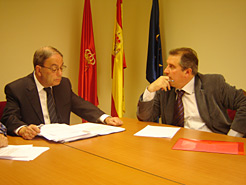 De izda a dcha: Joaquín Labiano, director del Servicio de Consumo, y Antxon Urra, responsable en Navarra de Forum Filatélico.