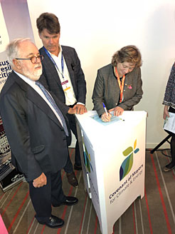 La consejera Elizalde firma la suscripción al pacto en presencia del alcalde de Breda y el Comisario de Cambio Climático, Arias Cañete.