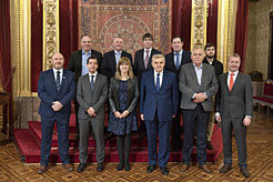 La consejera Ollo en el Salón del Trono con la delegación de Bruselas.