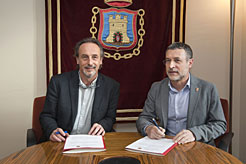 El alcalde de Tafalla, Arturo Goldaracena y el vicepresidente Laparra, firman el convenio de adhesión a la Bolsa de Vivienda.