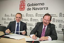 El director gerente del INDJ firma el acuerdo con Pedro Ansorena Rem&#237;rez, presidente del 'Trofeo Boscos'.