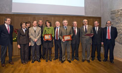 El presidente Sanz con directivos  de la Agripación Coral de Cámara, compositores premiados y personas homenajeadas en el acto. 