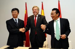 Firma de un convenio en China para la fabricación de autobuses eléctricos en Navarra