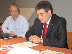 El consejero Burguete (dcha) y Javier Asín, durante la presentación.