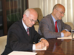 El consejero Echarte y Demetrio Fernández, en un momento de la firma 