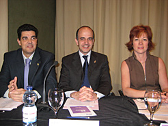 El consejero Catalán, el alcalde de Tudela y la directora de la Escuela Oficial de Idiomas de Tudela.