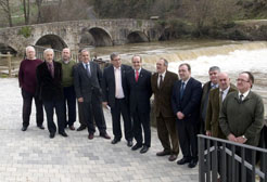 El consejero Catalán con alcaldes de la Mancomunidad de Aguas de Pamplona en el Batán de Villava.