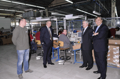 Roig visita las instalaciones de Schneider Electric en Puente la Reina
