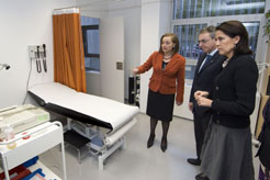 El presidente Sanz, la alcaldesa Barcina, y la consejera Kutz visitan una de las salas de consulta del Centro de Salud. 