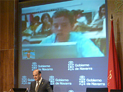 El consejero Catalán charla por videoconferencia con un alumno.