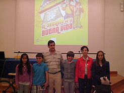 Los alumnos galardonados, con Aranaz y Castiella
