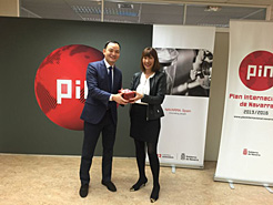 La directora del Servicio de Proyección Internacional, con el empresario Jin Lin.