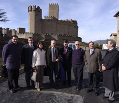 Miembros de la Comisión Nacional ante el Castillo de Javier