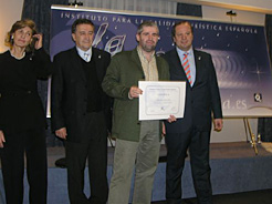 Fermín Olabe, en el centro de la imagen, con el certificado 'Q'