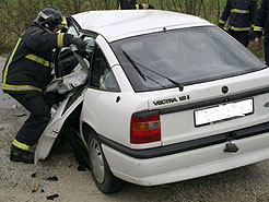 Un bombero durante las labores de rescate del conductor atrapado.