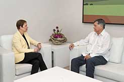 La Presidenta Barkos recibe al embajador de Ecuador