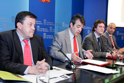 De izda a dcha: Rábade, Caballero, Martínez y Jaume Blanco, en la firma del acuerdo entre el Gobierno de Navarra y TTP.
