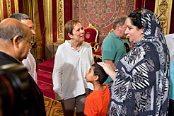 La Presidenta Barkos, durante una recepción a niñas y niños saharauis.