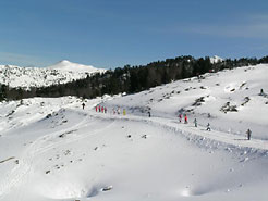niños esquiando en Belagua