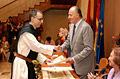 Don Juan Carlos entrega el pergamino a un representantes del Monasterio de la Oliva