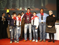 La consejera Goicoechea con el equipo The Santperencs, ganador de la final nacional de Firste Lego League.