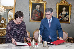 La consejera Beaumont y el consejero de Aragón, Guillén, firman el convenio.