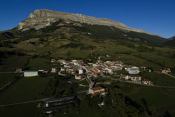 Imagen aérea de Torrano, con el monte Beriain de fondo
