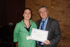 María Beunza, de la Agencia Navarra de la Innovación, recibe la certificación de la APTE. 